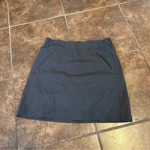 Women’s outdoor Woolrich skirt w/build in shorts